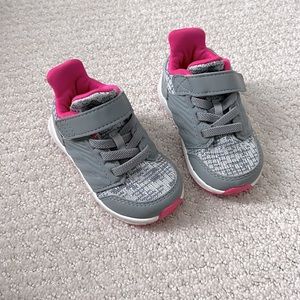 ⭐️4/$20-Girls adidias size 4